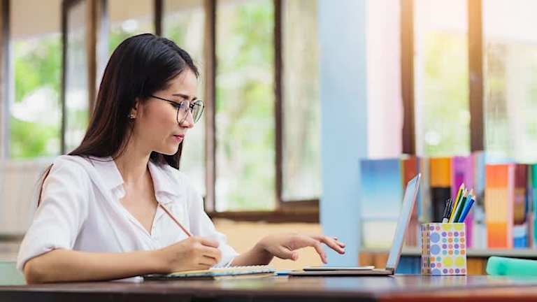 How to Become an Accounting Clerk