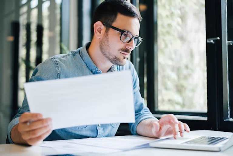 How to Become an Accounting Assistant
